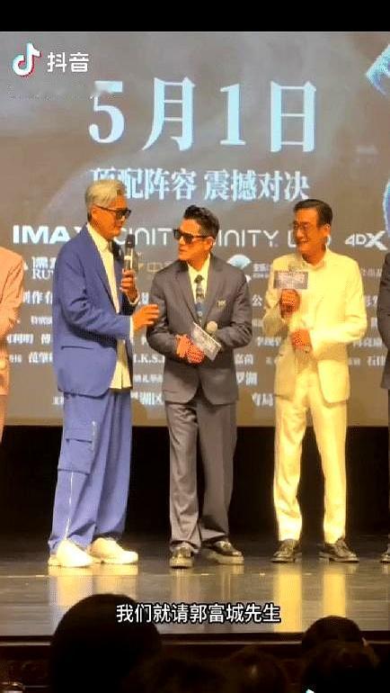 看到这画面，你还敢说自己会跳舞？周润发和张家辉站郭富城旁边，居然要跳鲨鱼舞！