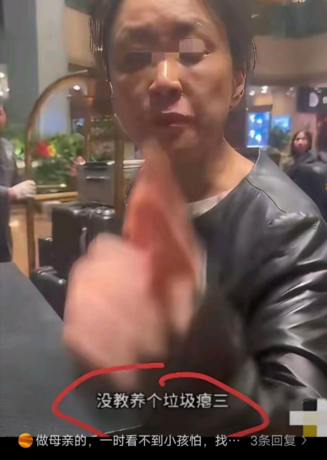 不长记性！在上海地铁车厢里，一位本地大妈当着满车厢人的面，指着外地来打工的小伙子