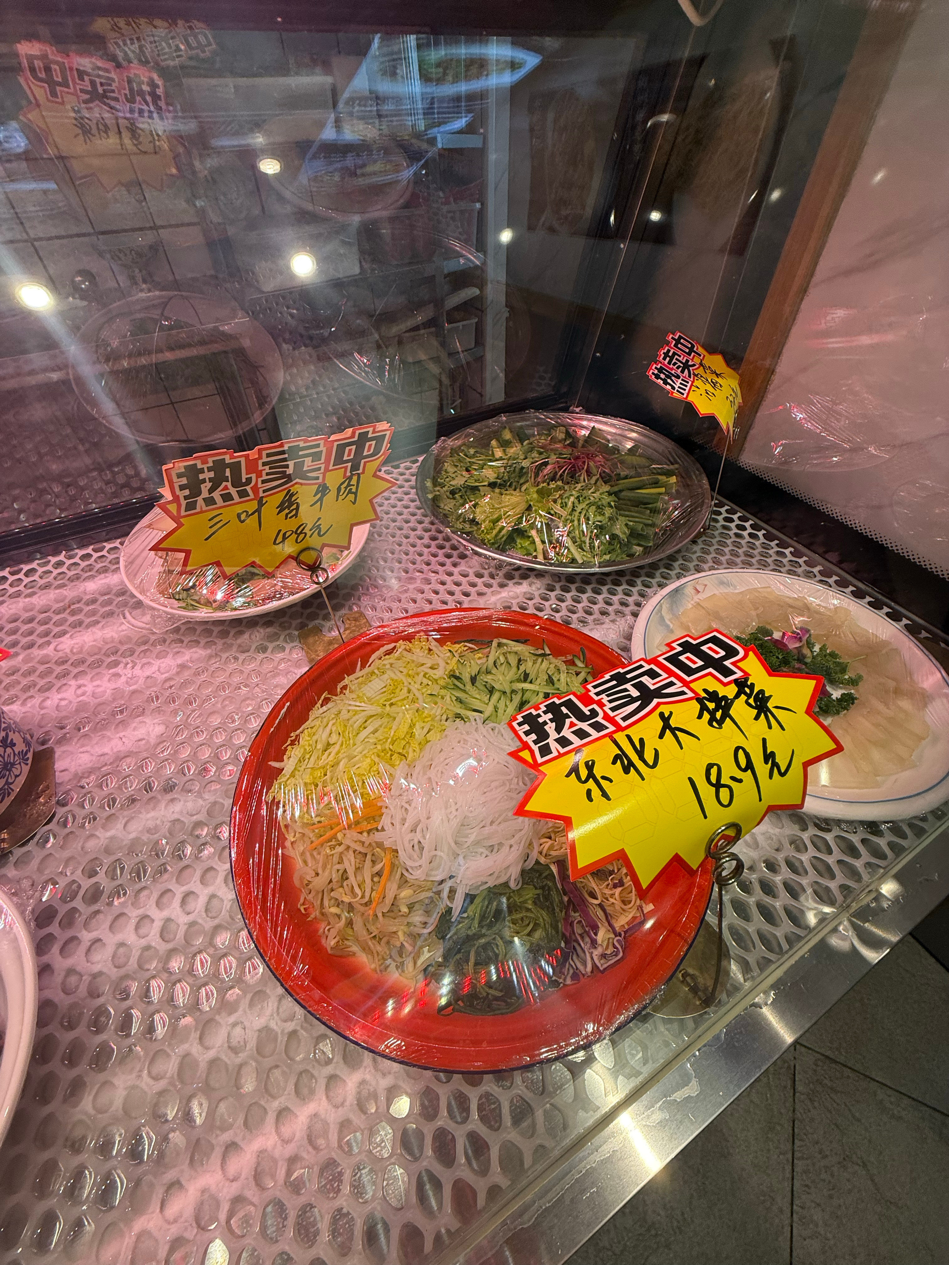东北的物价如下！这么巨大一盘拌菜才18.9两个人真是点不了几个菜而且等菜有点