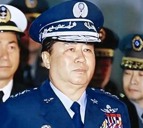 台湾首任军事大学校长，退役上将夏瀛洲说：当年佩洛西窜台，解放军趁势突破了海峡中线