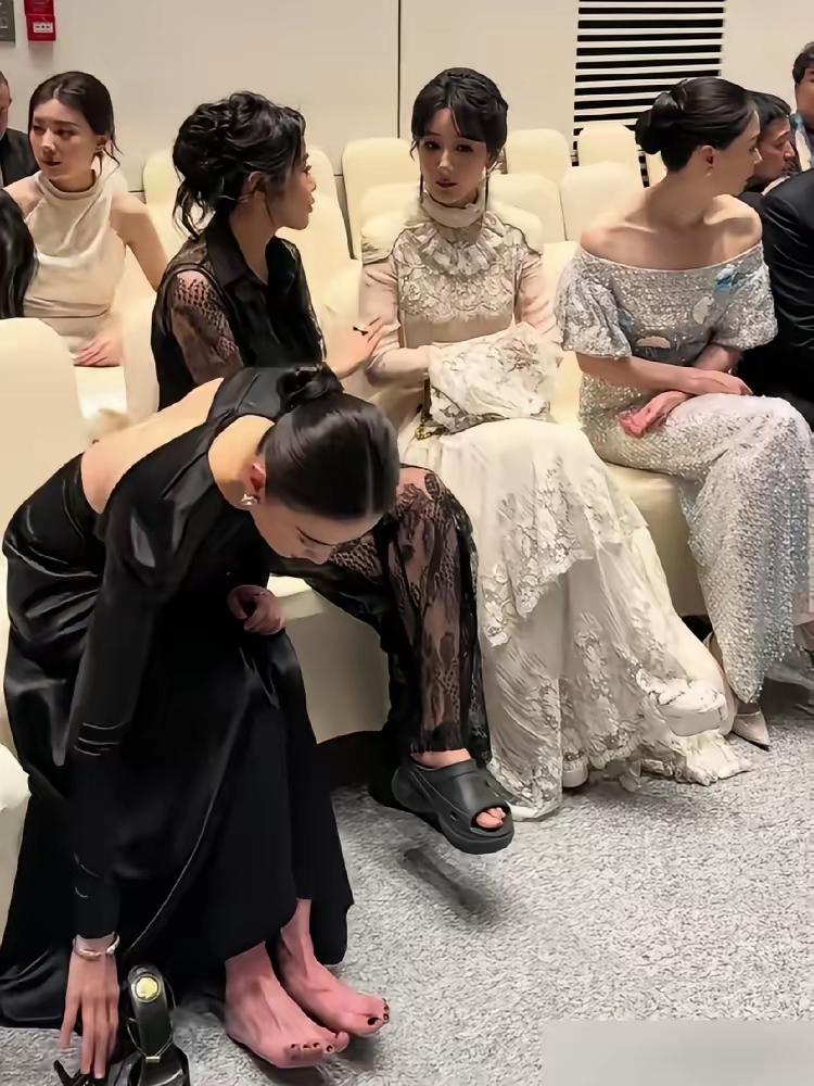没有谁爱穿高跟鞋，到了后台脱鞋放松下