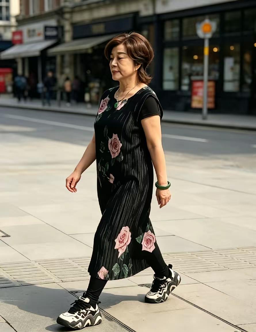 这身打扮很接地气，总算不装嫩正常穿搭了一回，你认出是谁了吗？