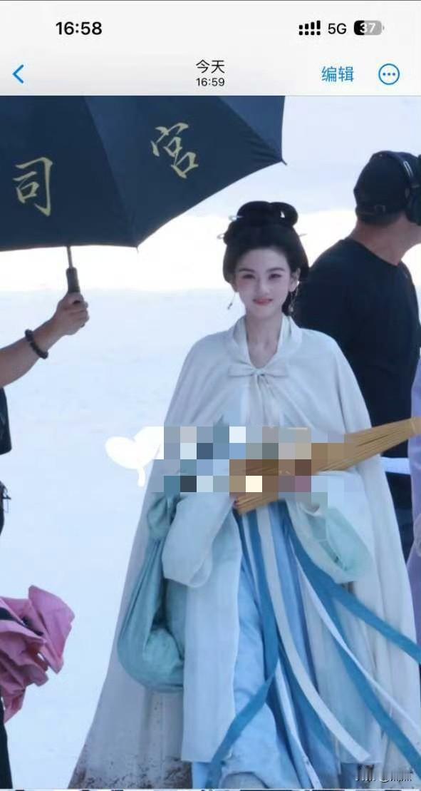 高颜值的困扰大概莫过于此，原相机无美颜无滤镜的生图出镜，精致五官宛若精心修图后的