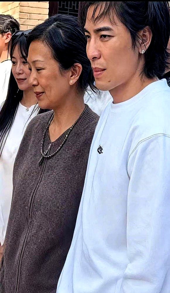 巴塞罗那街头吃个冰淇淋，萧敬腾两口子居然被骂上了热搜。有人嫌51岁的林有慧素颜显老、白发不染，嘲讽俩