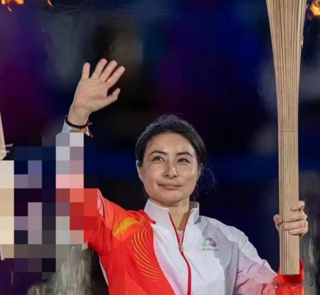 霍震霆现场才知郭晶晶当火炬手？这幕背后是豪门最难得的清醒第十五届全运会开幕