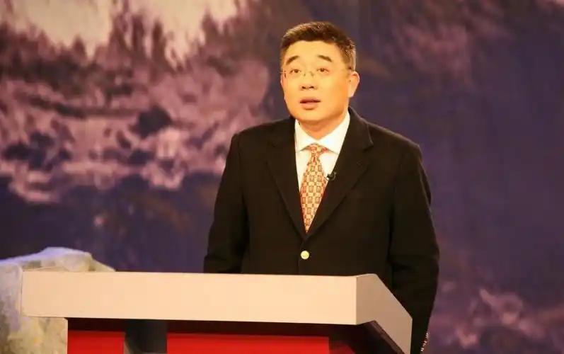 复旦的钱文忠教授，曾扯下了当今中国社会最厚的那块遮羞布，振聋发聩！他说："我们的