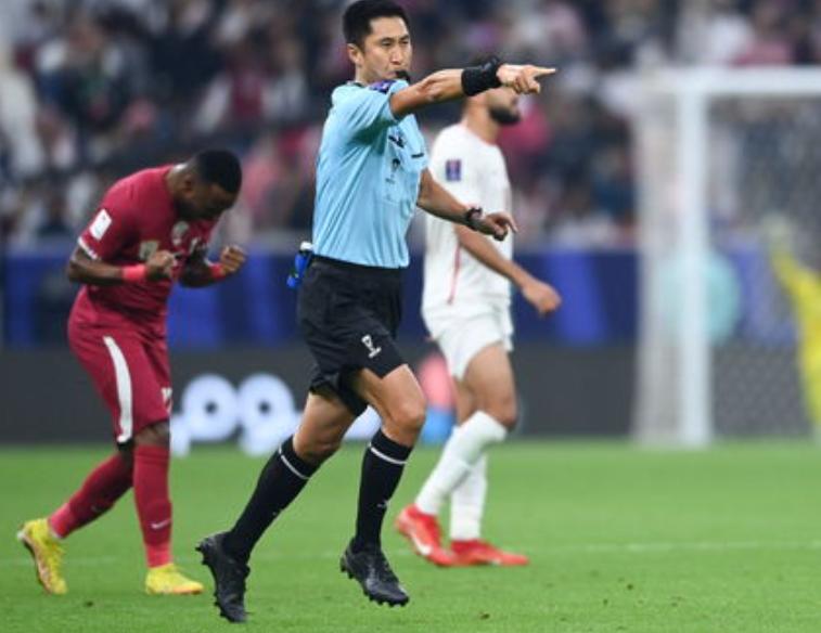 中国裁判天花板马宁，国内吹中超一场税前6000，拼一年20万。去了趟世界杯，光基