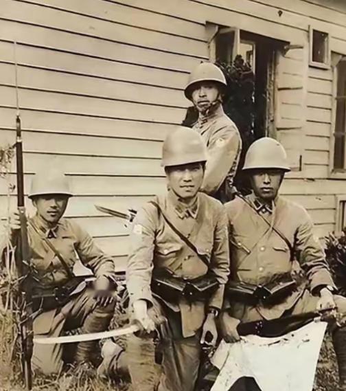 1943年，一铜匠被鬼子抓去搬弹药。鸡贼的铜匠每次趁鬼子不注意，扛着弹药箱偷摸