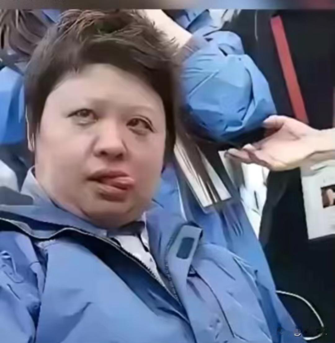 韩红胖一定有胖的原因，应该是对身材管理不够自律。这是忙的都吃不上饭的表情吗？原以