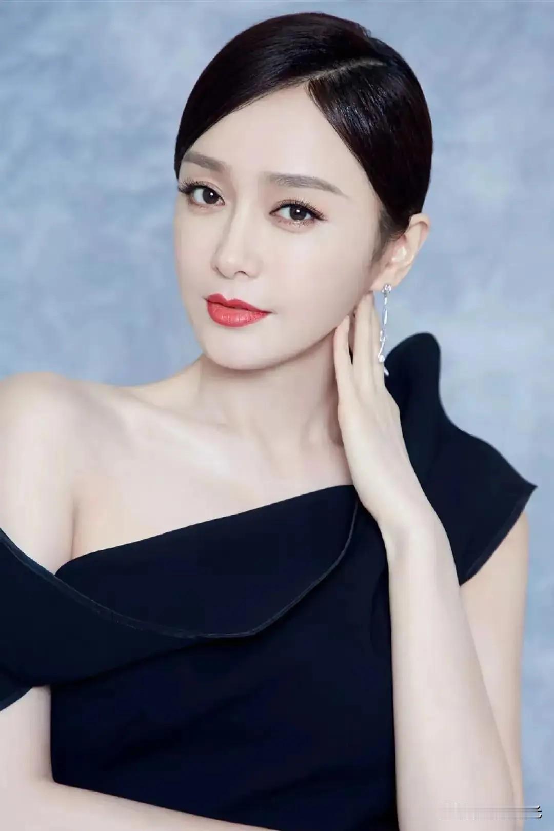 演员秦岚说：“我爸妈只有我一个女儿，父母离开，举办追悼会的时候，我一滴眼泪都没有