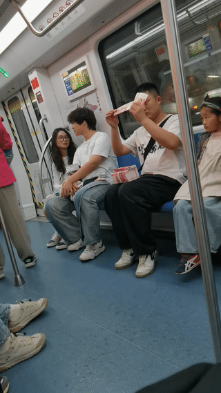 这大哥是在炫富吗？他竟然在地铁上当众数钱？炫富小伙