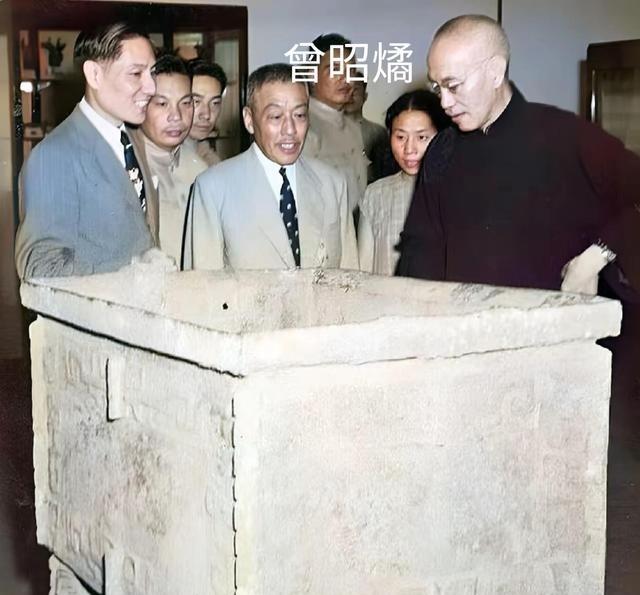 这个给蒋介石当讲解员的人就是曾昭燏院长，她虽然个子不高，但是非常干练，后来她担任