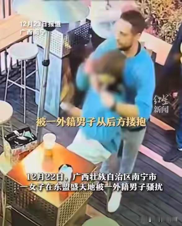 那个在墨尔本被追着骂了三条街的中国男生，最后没报警。不是他不想，是他怕。怕语言说