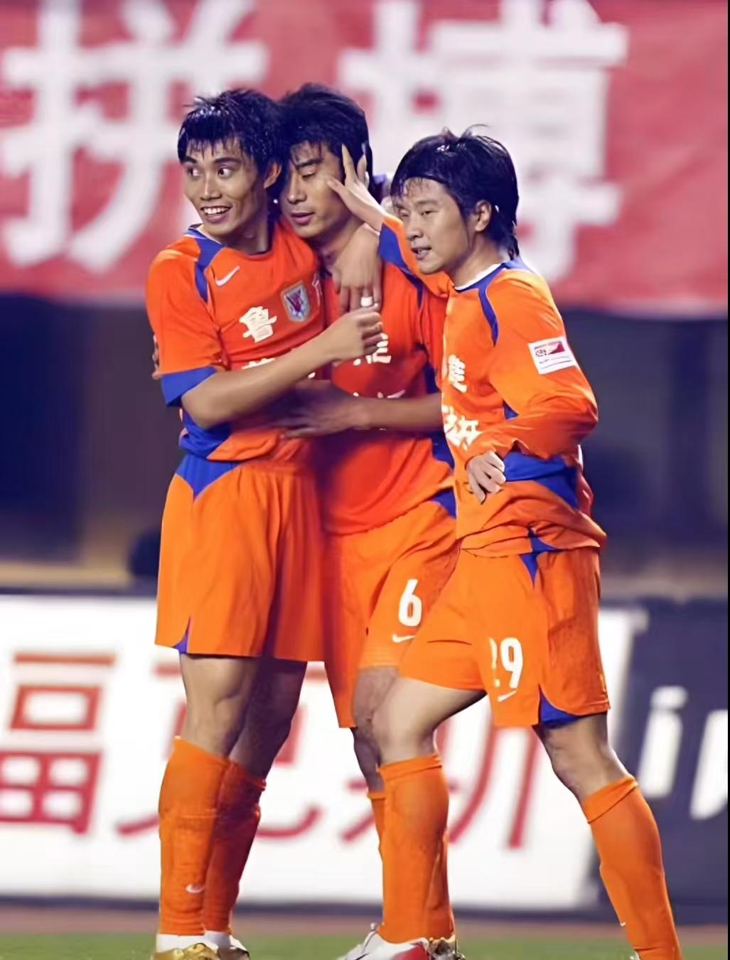 山东球迷还记得当年鲁能的三叉戟组合吗？2006年，对于山东球迷来说是神奇的一年