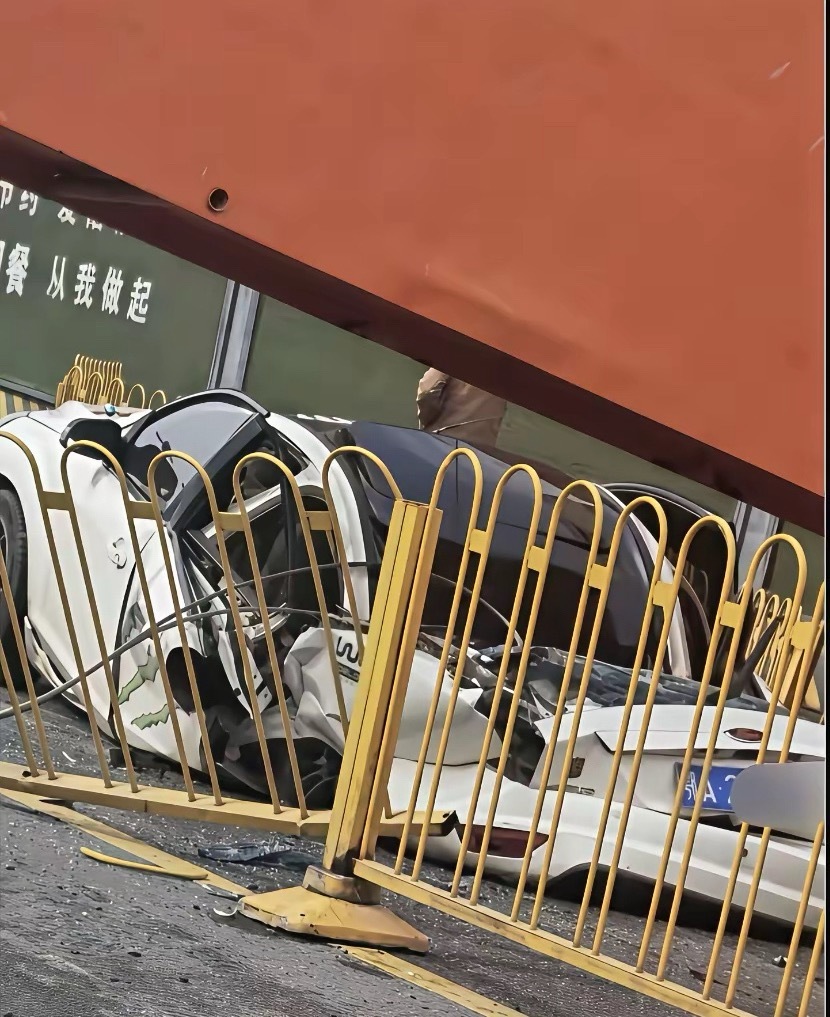 武汉龙门吊倒塌，砸中一辆行驶中的汽车后排，消防员到达现场，先对前排进行了破拆，司