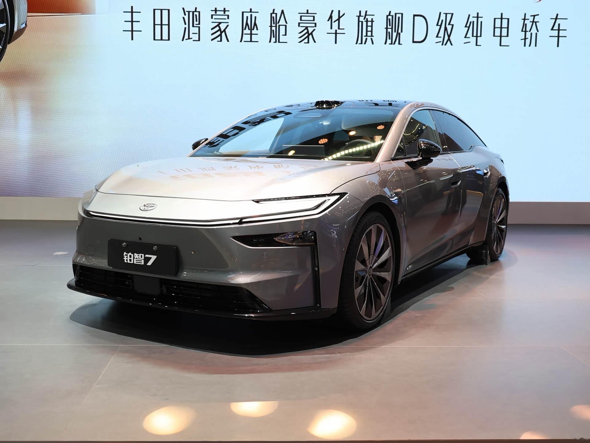 20万预算最纠结的选择：凯美瑞燃油/双擎VS国产旗舰混动。凯美瑞优势：底盘稳、口碑好、保值无敌、十年