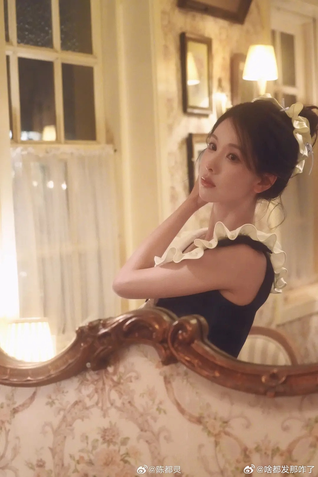 陈都灵油画风写真，这是玩偶里的朋友聚会妆造和场景吗？尊嘟好美萌