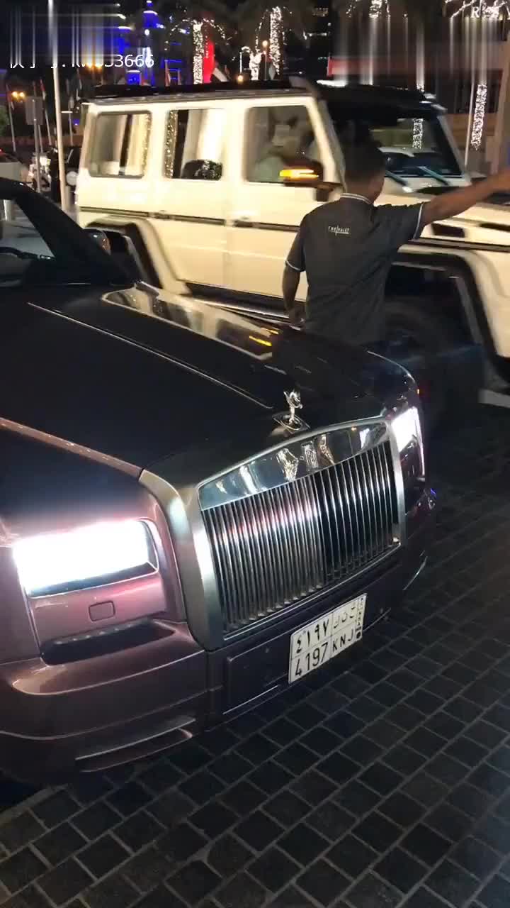 迪拜很多土豪?这个国家连公交车都没有,马路上