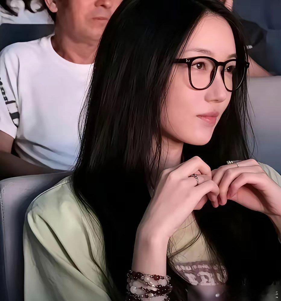 李嫣把李亚鹏拉黑了，不止一次。李亚鹏直播亲口说的。他给女儿连发养生文章，反复追问