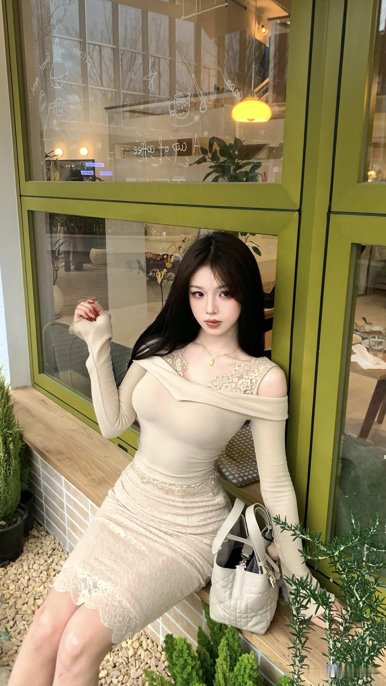 今日街拍干货：靠窗抬手，一秒拉长身形！绿窗咖啡馆的暖黄光里，只需一个动作——