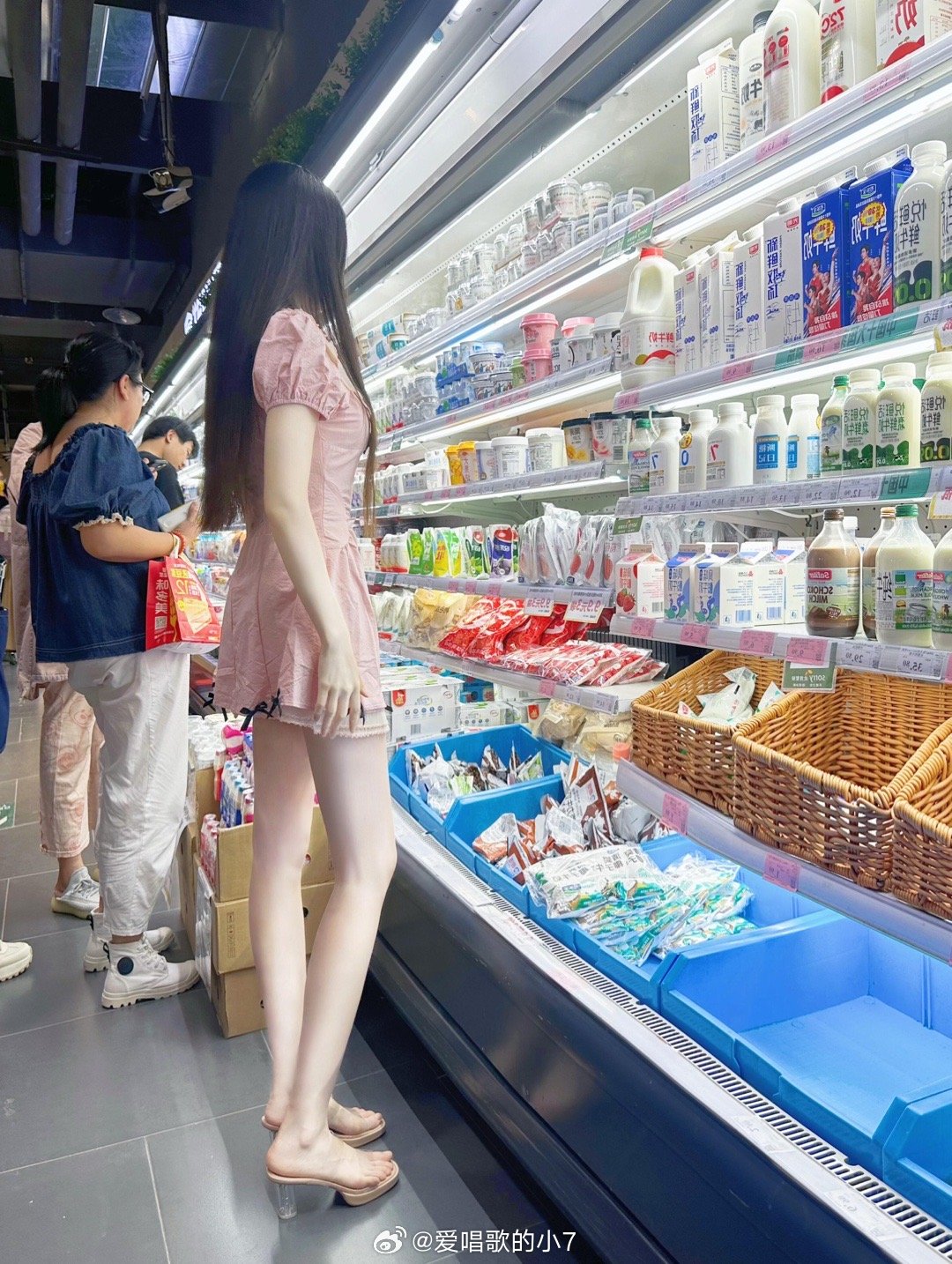 长得白瘦夏天回头率高是一种什么样的体验？夏天就是冷白皮的主场很好穿衣服什么