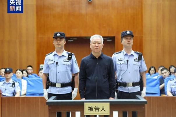 许家印一审被判无期徒刑后，很多人最想不通的是，银行为什么一路绿灯，给恒大放出天量