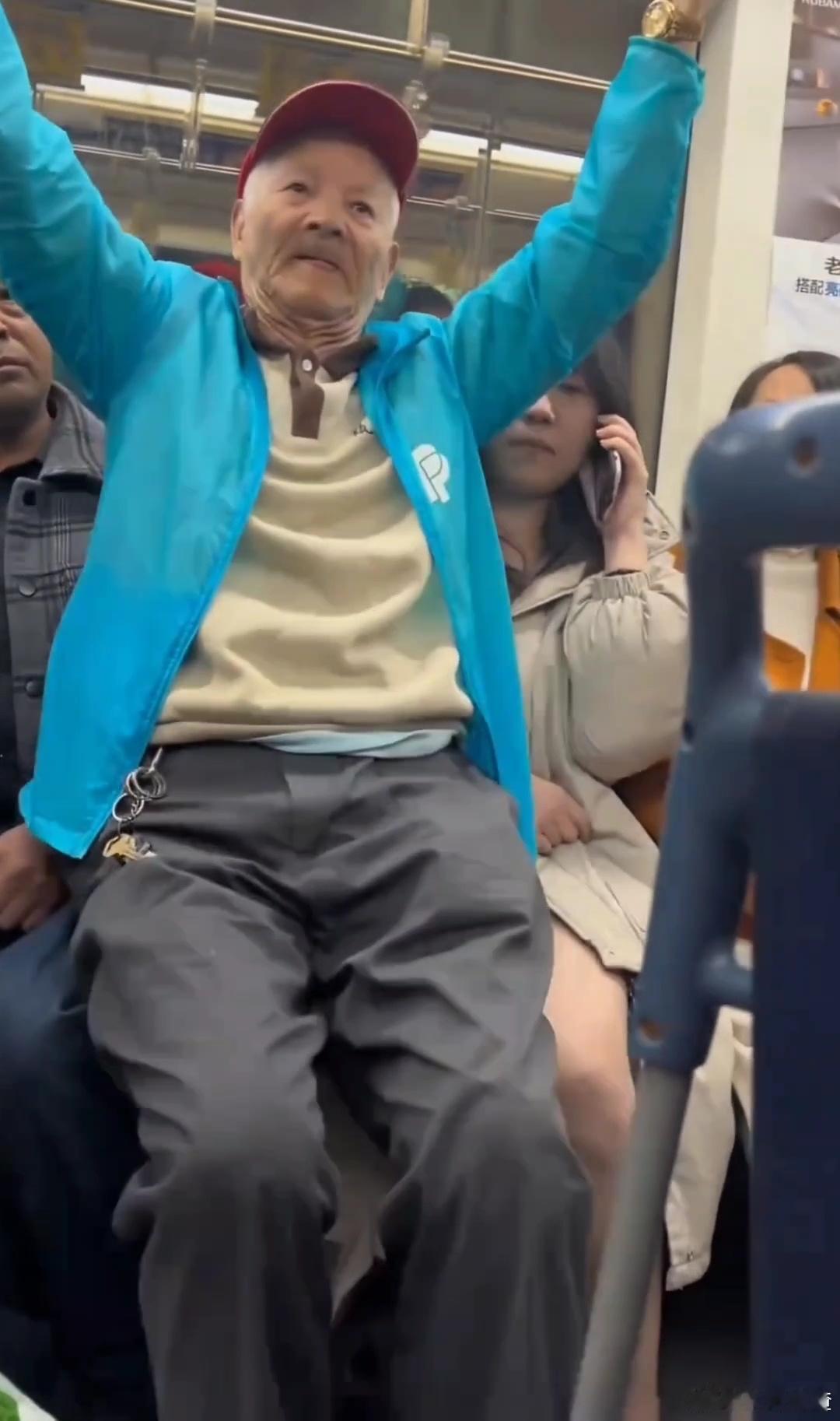 最近地铁里发生的一件事，让不少人看得直皱眉——有位老人上车后，一位年轻女生主动让