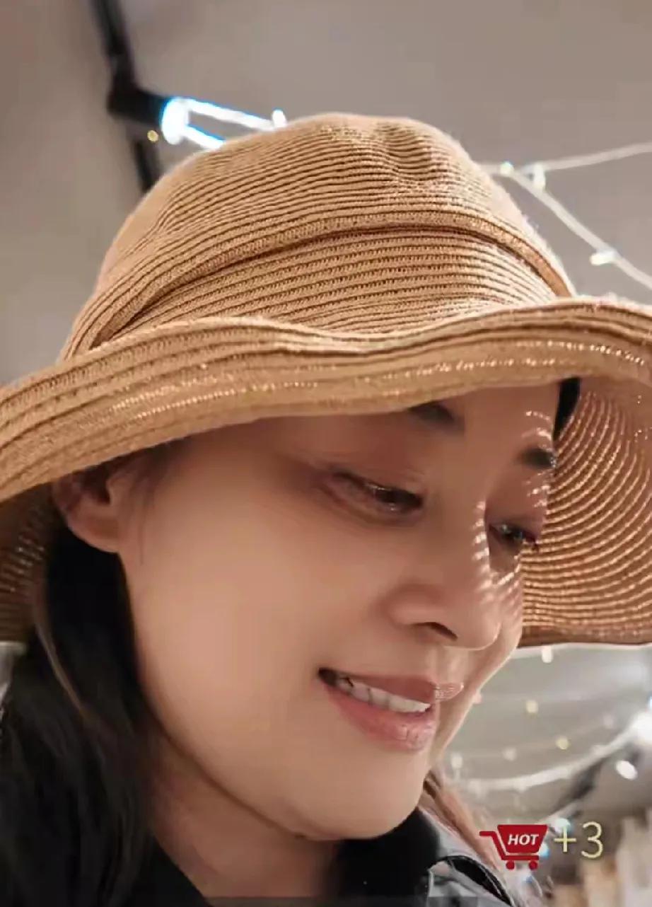 梅婷一家6口马德里度假太幸福啦！这次她不仅带着老公曾剑和一双儿女，还罕见拉上亲哥