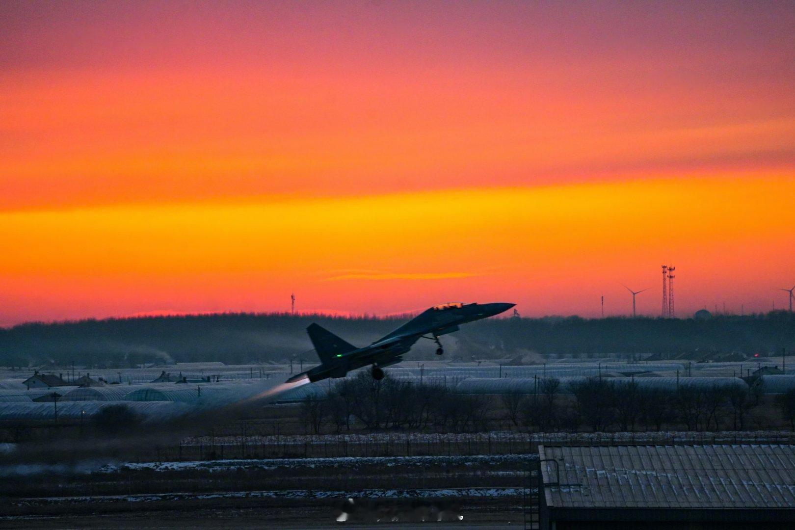 制胜空天【绝美！战鹰与霞光同框，氛围感拉满】近日，北部战区空军航空兵某旅，开展跨
