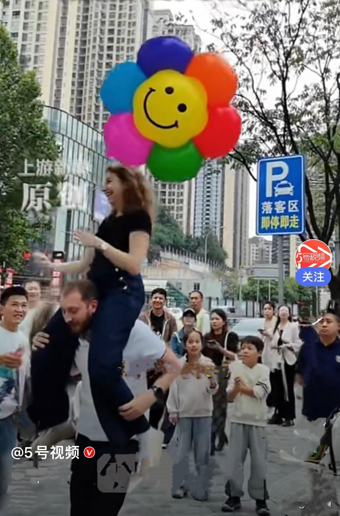 近日，重庆街头一个小朋友玩耍时，不小心把心爱的气球挂在了高高的树枝上，看着飘在树