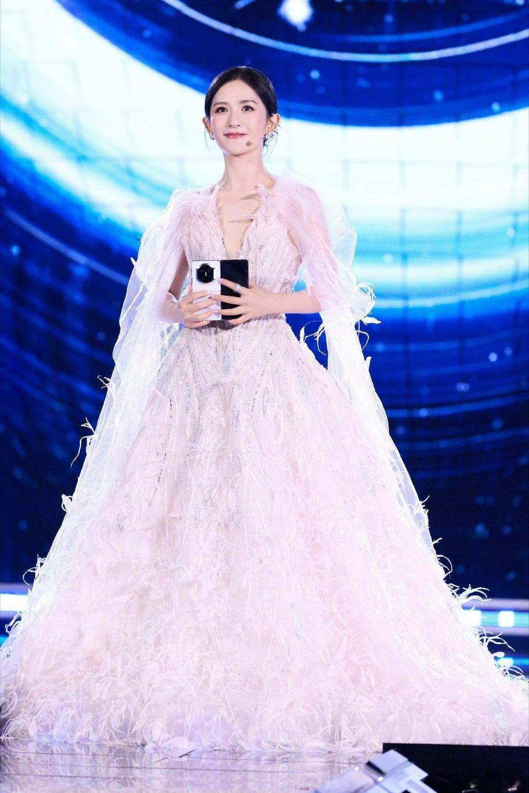 谢娜谢娜主持这已经是娜姐第六次主持央视节目了，从之前在综艺上的搞笑女王，到现在优