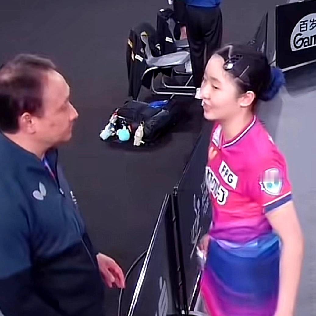 4:10，对手手握6个赛点，17岁的张本美和快要哭了。父亲在场边吼，让她大角