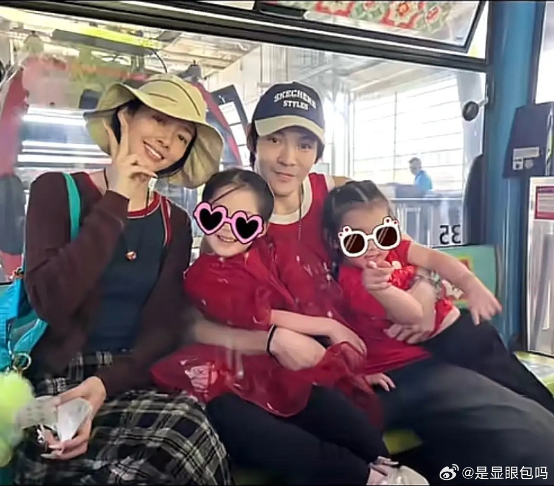 郭碧婷一家四口出游，向佐变清爽秀肌肉臂，夫妻俩比娃玩得还开心！