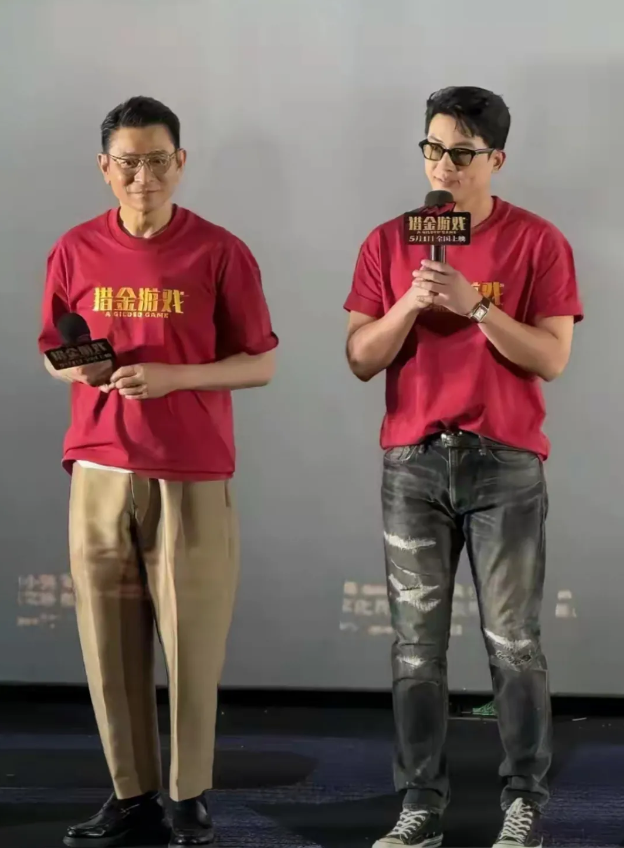 镜头中33岁的欧豪身材挺拔，胖瘦合度，气宇不凡；一旁65岁的刘德华笑容可掬，帅气