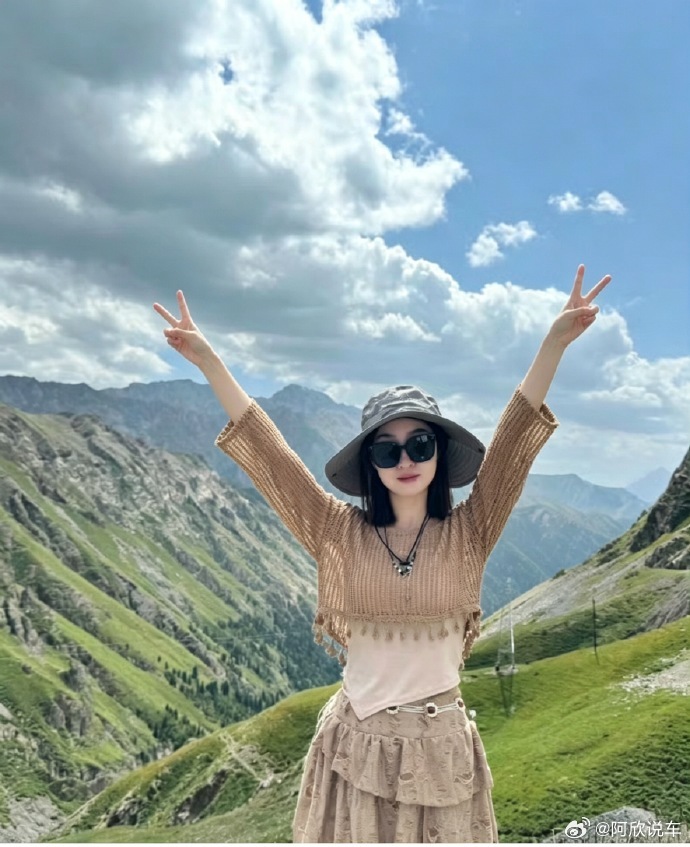 旅游新疆旅游站在山巅张开手臂的那一刻，风好像把我从钢筋水泥的城市里，完完整整接