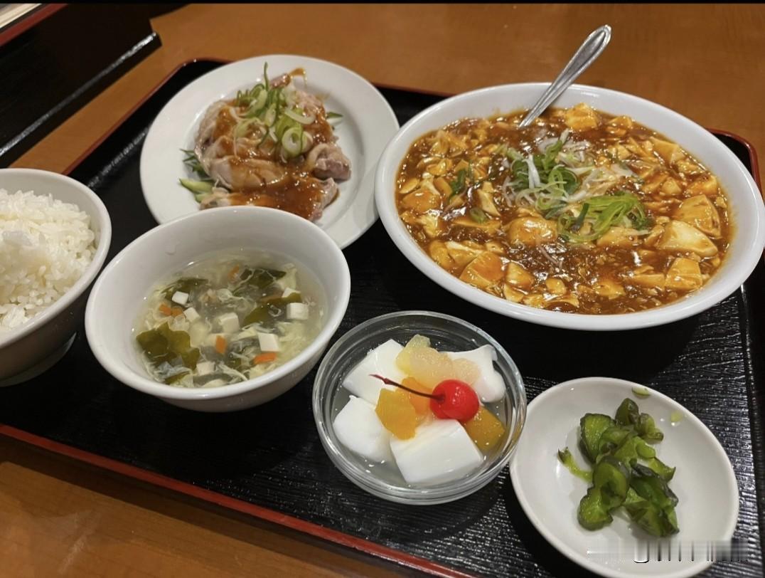 一组有趣的对比图片，分别是日式中餐，韩式中餐，美式中餐，中餐！