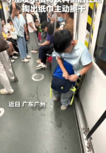 “被央视表扬了”广州地铁上，十来岁的小男孩不小心把饮料撒地上了，换作有些大人，