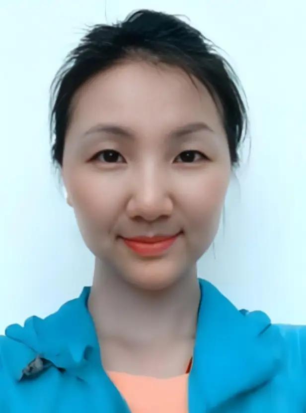 2012年，一架飞往乌鲁木齐的客机升至5000米高空时，一位空姐突然推着餐车猛撞