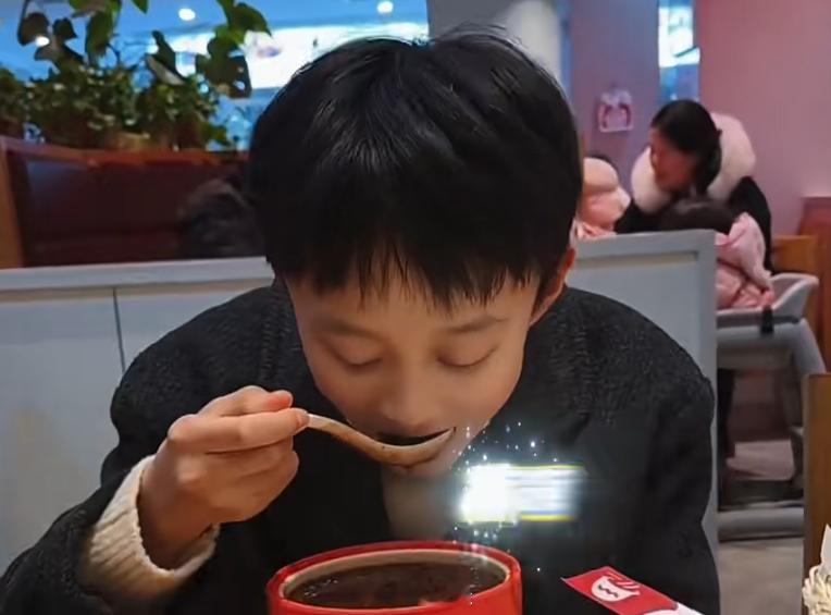 真疯了，有些人玩游戏后和小孩约会还得意洋洋，这要是在国外，是五年起步…