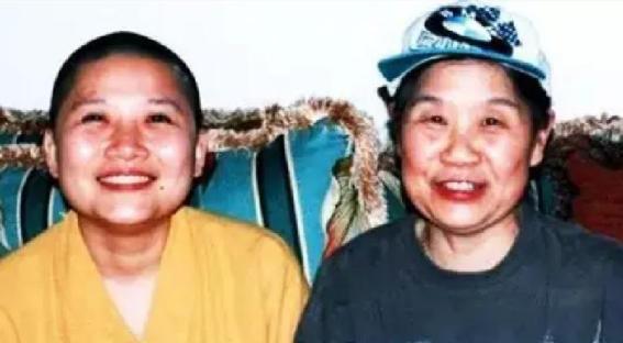 2000年，姜昆在国外偶遇已经出家的李娜，一脸不解地问她：“当初你的《青藏高原》