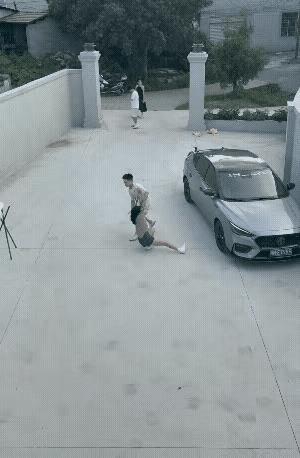 姐弟俩发生争吵，姐姐说：“你服不服，不服我揍你。”高大的弟弟嗤笑一声，满脸戏谑的