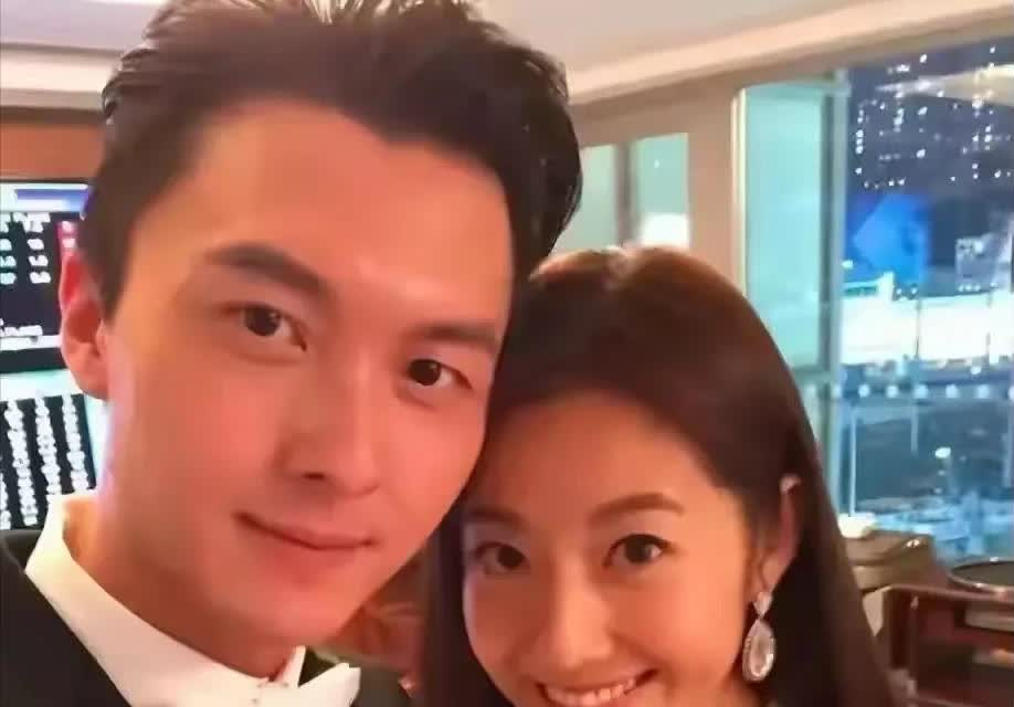 王浩信这几年主要在接活儿，他和同是TVB演员的陈自瑶到底还是不是两口子，大伙儿都