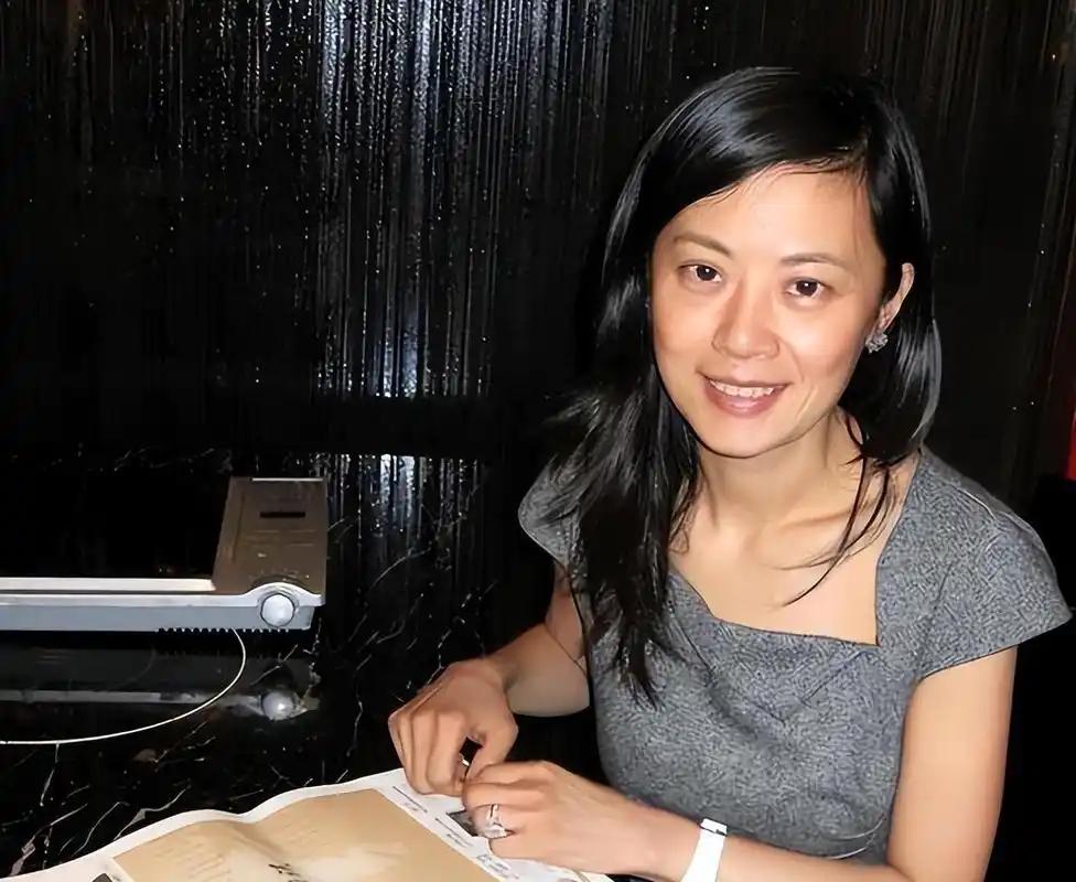 放着央视王牌主持身份不要！央视才女姜丰曾高调宣称舍弃中国国籍，执意远嫁英国富豪，