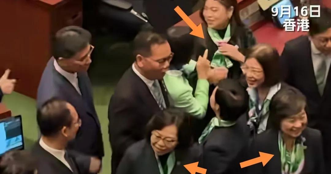 香港特区政府官员佩戴新式领带花绿色丝巾。