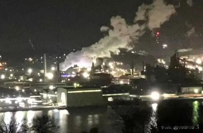 昨天凌晨，北海道室兰市突然爆炸，声音大得让人吓得不行，像是地震一样。房子都跟着震