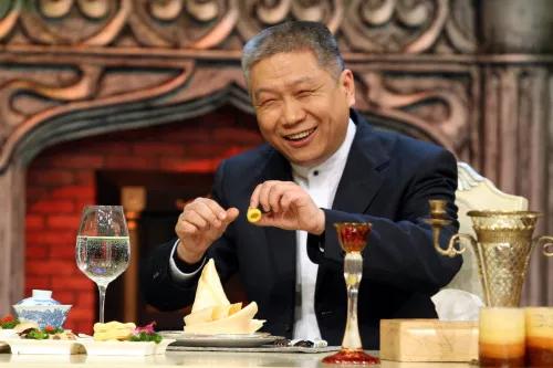 马未都说：“别觉得养老院是归宿，那是没有归宿的归宿。能自理的时候，护工叫你"大爷