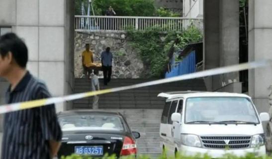 2013年，湖南株洲市档案局发生极端事件，该局工会主席，退役中校旷晖持刀刺死女局