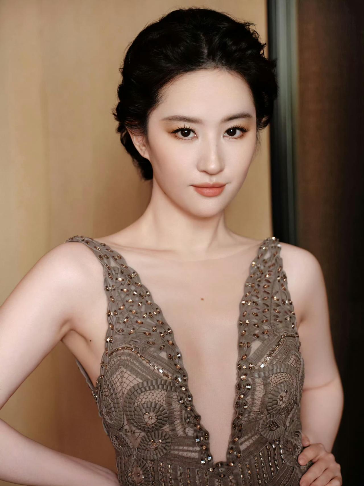 五官，身材，人品三观，这么多年一直在线