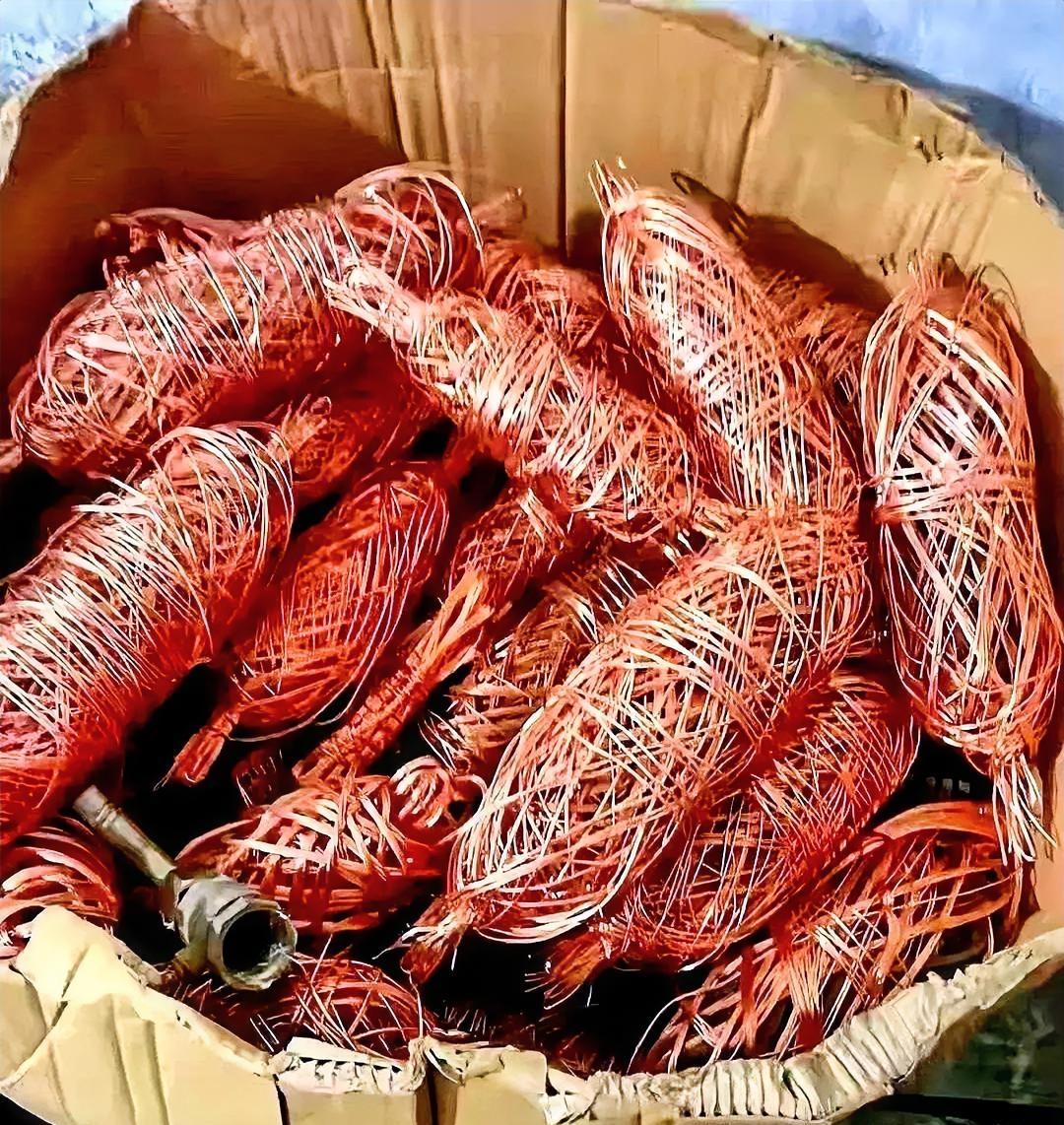 我爸攒了四年的废铜，两三百斤，昨天拿去卖，人家一口价直接把老爷子干沉默了，晚上饭