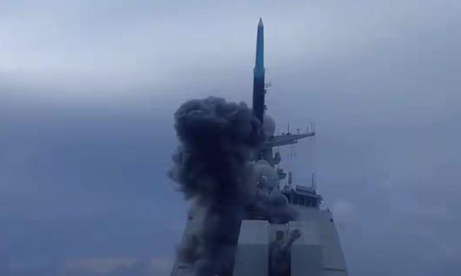 会不会太伤美国了？美航母刚进南海，中国052D就首次公布实射鹰击20美国华盛